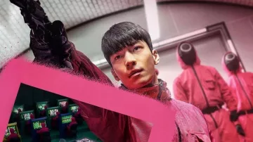 Mono rojo usado por Hwang Jun-ho (Wi Ha-joon) en el programa de televisión Squid Game (Temporada 1 Episodio 5)