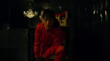 Mono rojo usado por Hwang Jun-ho (Wi Ha-joon) en el programa de televisión Squid Game (Temporada 1 Episodio 5)