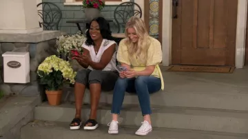 Converse Chuck Taylor® All Star® Low Top Sneaker usado por Gemma (Beth Behrs) como se ve en The Neighborhood (S05E01)