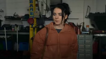 Jolie petite chose Rose Hooded Zip Up Puffer Jacket porté par Amy comme vu dans Brassic (S04E05)