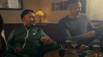 Nike Logo Tracksuit en Verde usado por Vinnie (Joe Gilgun) como se ve en Brassic (S04E05)