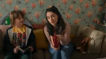 ASOS DESIGN Slim Fit Crop Top de manga larga con borde de lechuga en rosa rosa usado por Amy como se ve en Brassic (S04E05)
