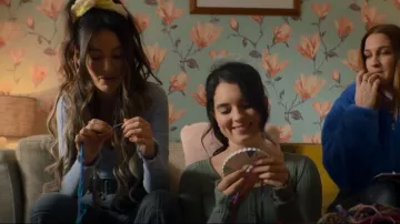 Collusion Long Sleeve Lettuce Edge Crop Top en bleu pâle porté par Erin (Michelle Keegan) comme vu dans Brassic (S04E05)