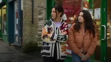 Iets frans If Zip - Cardi­gan worn by Erin (Michelle Keegan) as seen in Brassic (S04E05)