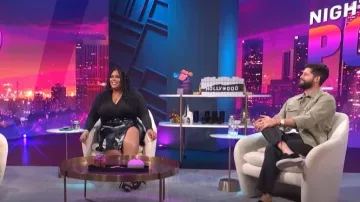 Nina Parker Trendy Crossover Bodysuit porté par Nina Parker comme vu dans E! News Nightly Pop le 22 septembre 2022