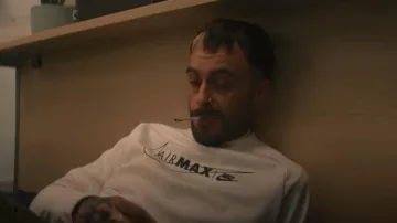 Jd Sports White Nike Air Max Crew Sweatshirt Hombre usado por Vinnie (Joe Gilgun) como se ve en Brassic (S04E06)