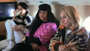 Gucci Pink Gg Suéter multicolor de manga corta usado por Garcelle Beauvais como se ve en The Real Housewives of Beverly Hills (S12E19)