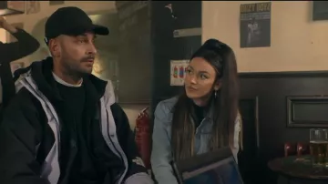 Topshop Denim Chaqueta Oversize en Bleach usada por Erin (Michelle Keegan) como se ve en Brassic (S04E06)