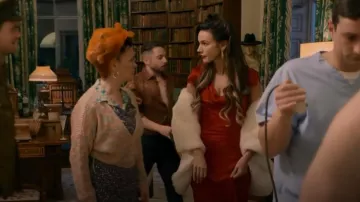 Robe Ghost Hollywood Sylvia, Chilli Red portée par Erin (Michelle Keegan) vue dans Brassic (S04E06)