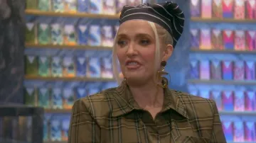Chanel Iconic No 5 Hoop Pendientes usados por Erika Jayne como se ve en The Real Housewives of Beverly Hills (S12E19)
