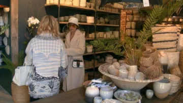 Prada Re-Nylon Bucket Hat usado por Lisa Rinna como se ve en The Real Housewives of Beverly Hills (S12E19)
