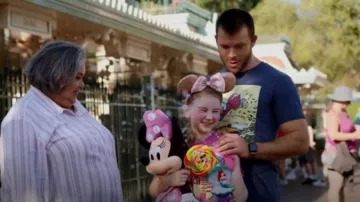 Disney Ducktails Life Goals Tee porté par Connor (Jimmy Tatro) comme on le voit dans Home Economics (S03E01)