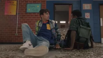 Polo Ralph Lauren Big Short-Sleeve Color-Block Pocket Logo Tee porté par Mike Dugan (Trae Romano) comme vu dans DC’s Stargirl (S03E04)