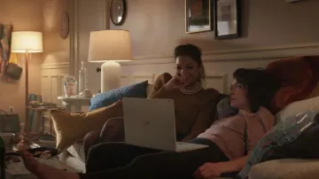Alice + Olivia Issa Glitter Turtleneck usado por Nikki Ramos (Ginger Gonzaga) como se ve en She-Hulk: Attorney at Law (S01E02)
