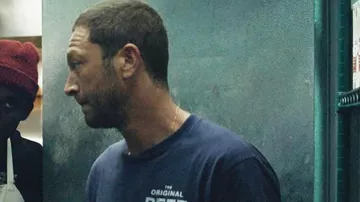 Le T-shirt Original Beef en bleu foncé porté par Richie / Richard Jerimovich (Ebon Moss-Bachrach) vu dans les tenues de la série télévisée The Bear de la saison 1