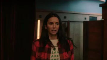 T-shirt du personnel du camp Island Lake porté par Natalie Bauer (Nina Dobrev) vu sur la garde-robe du film Love Hard