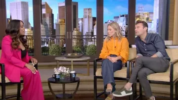 Gucci The North Face Ruffled Lace Blouse usada por Kelly Ripa como se ve en VIVO con Kelly y Ryan el 23 de septiembre de 2022