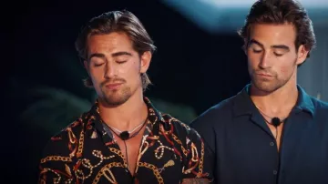 Camisa Shein Chain usada por Christopher Hahn como se ve en Dated and Related (S01E02)