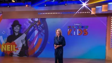 Cinq à Sept Jacey Tie Cintura Camisa de seda usada por Amy Robach como se ve en Good Morning America el 23 de septiembre de 2022