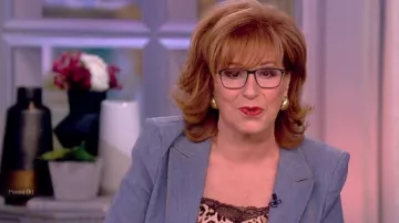 Chaqueta Cinq à Sept Louisa usada por Joy Behar como se ve en The View el 23 de septiembre de 2022