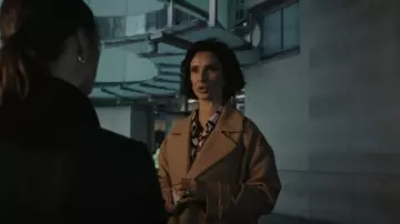 Weekend Max Mara Trench Coat porté par Khadija Khan (Indira Varma) vu dans The Capture (S02E05)
