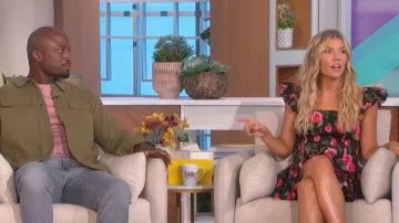 Alice + Olivia Ginny Floral Ruffle Sleeve Fit & Flare Dress usado por Amanda Kloots como se ve en The Talk el 23 de septiembre de 2022