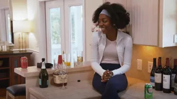 Lululemon Mist Over Windbreaker usado por Venita Aspen como se ve en Southern Charm (S08E14)