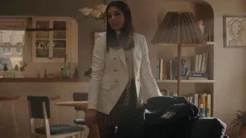 Veronica Beard Miller Chaqueta en porcelana usada por Nikki Ramos (Ginger Gonzaga) como se ve en She-Hulk: Attorney at Law (S01E06)