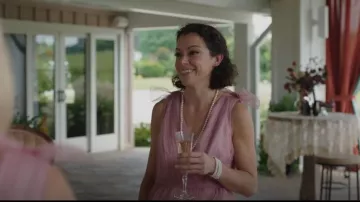 ASOS Design Tulle Bow Tie Tiered Maxi Dress in Rose usado por Jennifer Walters (Tatiana Maslany) como se ve en She-Hulk: Attorney at Law (S01E06)
