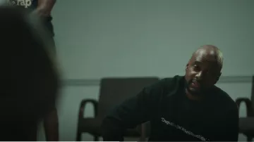 The Trenches Shop Drugs Still Sellin' Premium Crewneck (Negro) usado por Johnny (Luke Forbes) como se ve en Atlanta (S04E03)