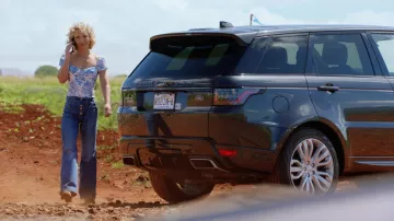 Top floral de Peplum usado por Juliet Higgins (Perdita Weeks) como se ve en el vestuario de la serie de televisión Magnum P.I. (Temporada 4 Episodio 19)
