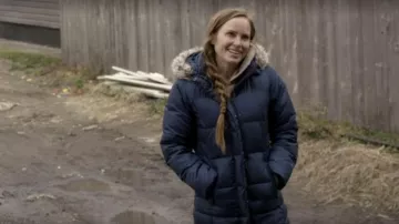 Eddie Bauer Women's Lodge Down Duffle Coa usado por Karen Laine como se ve en Good Bones: Risky Business (S01E02)