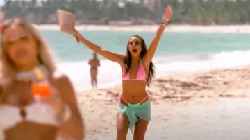 ASOS DESIGN Velvet Contrast Bikini usado por Elma Pazar como se ve en The Only Way Is Essex (S30E01)