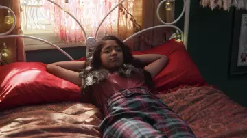 Le pantalon ceinturé à carreaux de Devi (Maitreyi Ramakrishnan) dans la série Mes premières fois (Saison 1 Episode 2)