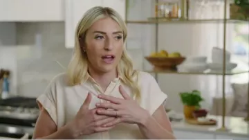 Rails Lex Short Sleeve Button-Up Shirt porté par Jasmine Roth comme on le voit dans Help! J’ai détruit ma maison (S03E02)
