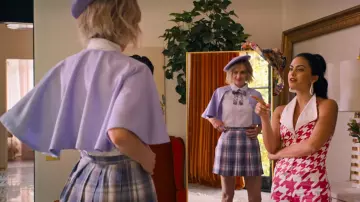 L'uniforme lilas porté par Eleanor (Maya Hawke) dans le film Si tu me venges… (Do Revenge)