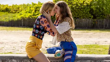 Le top en maille à motif fleurs porté par Eleanor (Maya Hawke) dans le film Si tu me venges… (Do Revenge)