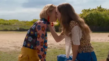 Les boucles d'oreilles en coeurs rouge portés par Eleanor (Maya Hawke) dans Si tu me venges… (Do Revenge)