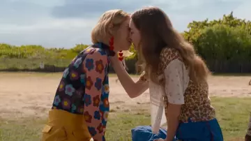 Les boucles d'oreilles en coeurs rouge portés par Eleanor (Maya Hawke) dans Si tu me venges… (Do Revenge)