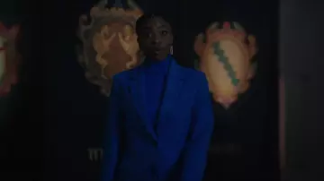 Zara Basic Blazer porté par Tatiana Vogel (Anita-Joy Uwajeh) vu dans Vampire Academy (S01E04)