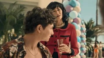 Chanel Vintage Pink Jacket usado por Olga Desnain (Sandrine Holt) como se ve en American Gigolo (S01E02)