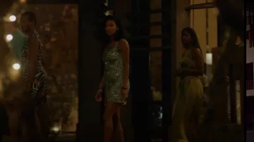 Mini vestido de satén de Alcott con estampado paisley usado por Amara (Shalisha James-Davis) como se ve en Crossfire (S01E01)