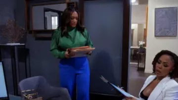 Blusa de hombrera de satén de Zara usada por Fátima (Crystal Hayslett) como se ve en Sistas de Tyler Perry (S04E22)