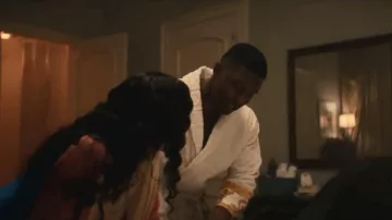 Albornoz Versace Medusa Tie Waist usado por Mike Tyson (Trevante Rhodes) como se ve en Mike (S01E07)