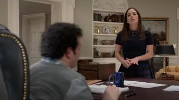 Kate Spade Falda a rayas usada por Becca Gilchrist (Martha MacIsaac) como se ve en 1600 Penn (S01E01)