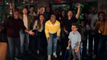 MSGM V Neck Tie Dye Knit Sweater porté par Henrietta 'Hen' Wilson (Aisha Hinds) vu dans 9-1-1 (S04E05)