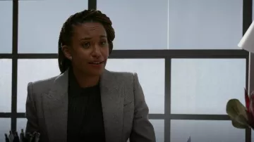 Alexander Mcqueen Pinstripe & Glen Plaid Wool Midi Dress usado por Rachel Audubon (Ryan Michelle Bathe) como se ve en All Rise (S02E01)