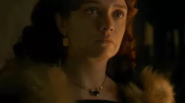 Collier émeraude et boucles d’oreilles en or portés par la reine Alicent Hightower (Olivia Cooke) dans House of the Dragon (S01E06)