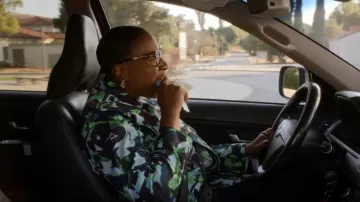 Veste kenzo à imprimé floral en coton portée par Henrietta 'Hen' Wilson (Aisha Hinds) vue dans le 9-1-1 (S06E02)