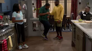 DKNY Strass Stripe Logo Legging In Silver porté par Tina (Tichina Arnold) vu dans The Neighborhood (S05E02)